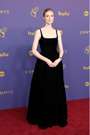 【DIOR】ディオールを纏うセレブリティ：エリザベス・デビッキ＆リース・ウィザースプーン @第76回プライムタイム エミー賞