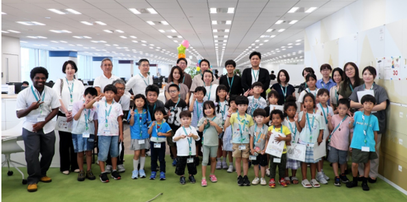 社員の子どもたちがオフィス見学によって親の仕事の理解を深める「こども参観日」開催