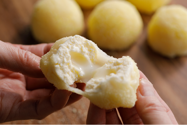 ふわっ、もちっ、とろっ。すべてが一体となったミルキーなチーズケーキ「フロマネージュ」が誕生して1周年を迎えました。【小樽洋菓子舗ルタオ】