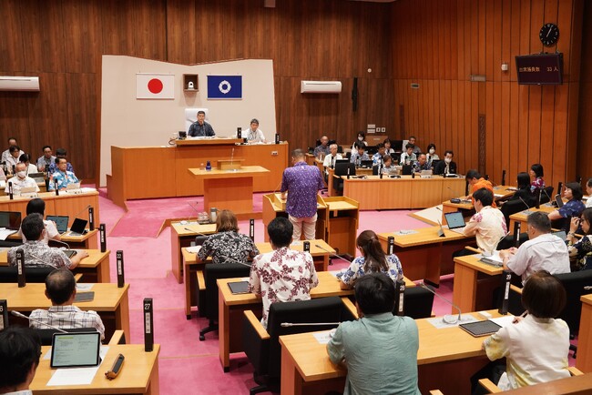 かりゆしウェアを議会で着用　沖縄市との兄弟都市提携50周年をPR