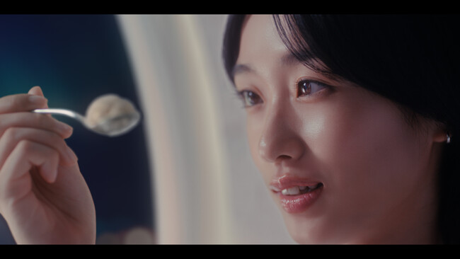 “ミルクリッチなデイリープレミアムアイス”「MOW」シリーズ「ま～だだよ」と、焦らした末の一口にうっとりの女優・河合優実新TVCM「MOWいいかい？MOWいいよ」篇2024年9月24日より全国放映