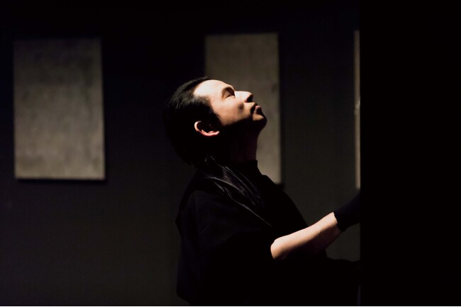 10.31 クラシック音楽の殿堂 ザ・シンフォニーホールにて、美術家 山口和也が舞台に一人立ち、筆音を響かせながら一枚の巨大絵画を出現させるリサイタルを初公演。