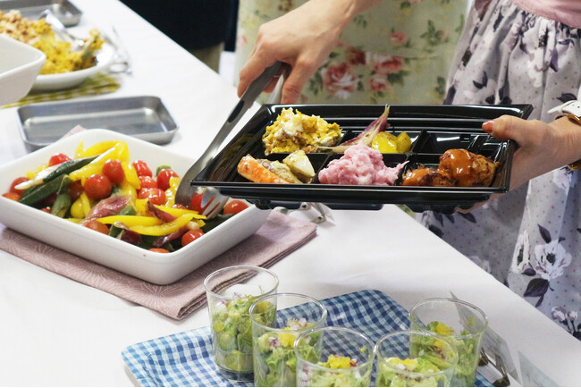 ＜料理教室開催レポート＞ 8月24日の「ドレッシングの日」に特別イベント開催　～レッスンと“野菜がメイン”の料理バイキング～