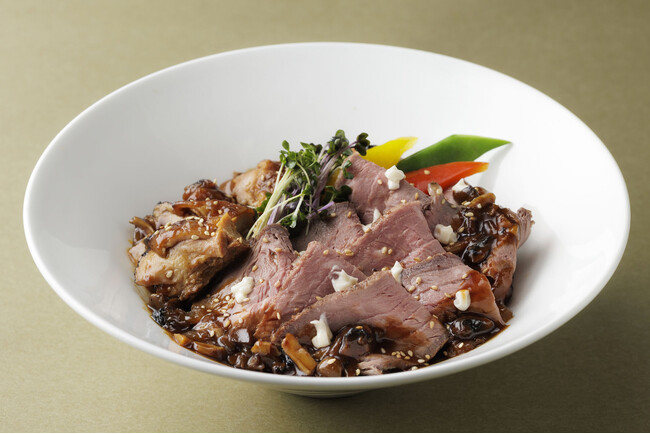 【東京ステーションホテル】食欲の秋にボリューム満点！ローストビーフ&照り焼きチキンの二色丼