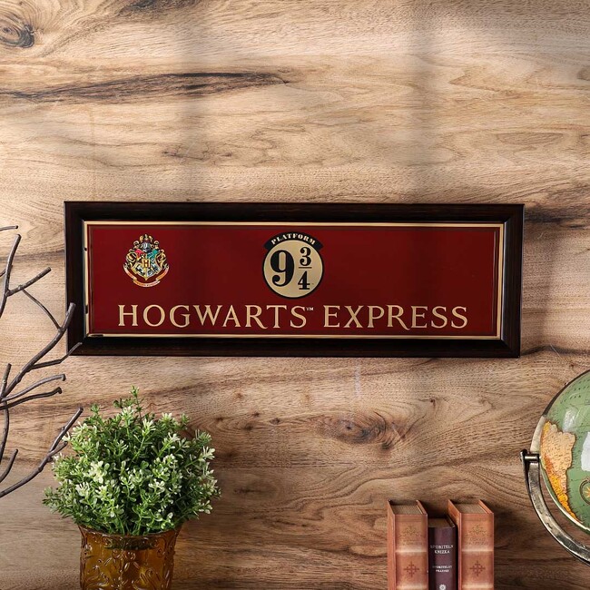 2024年9月中旬より「ハリー・ポッター　マホウドコロ」にて、お部屋の印象を「ちょっと身近な魔法界」に仕立て上げるプレミアムなサインボードと、貼って剥がせるウォールペーパーが新登場！