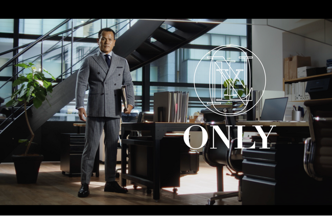 人生初のジャージースーツを着た山田勝己さんがオフィスで驚異の身体能力を披露！“拭き掃除ローラー” “椅子あん馬”“落とし物ランジ”でスーツの伸縮性を訴求するWEB CMを公開！