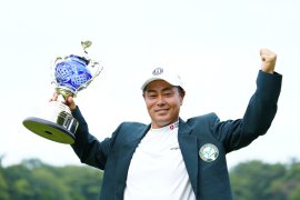 優勝カップを掲げる谷原 秀人選手 優勝カップを掲げる谷原 秀人選手