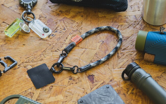 アソマタスの人気商品、多機能ストラップ「loops」のCAMP HACK別注デザインが本日から予約販売スタート！