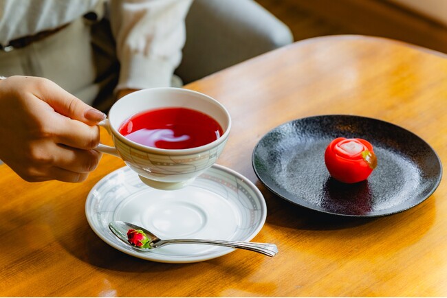 【中国割烹旅館 掬水亭】約1,400株のバラを愛でながら華やかな秋のバラを堪能できるセット商品を新発売