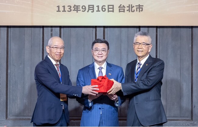 台湾上場会社協会第4期および第5期理事長交代式　信義企業グループ創業者・周俊吉氏がバトンを受け継ぐ