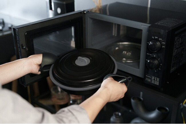 女子栄養大学 健康情報科学研究室と共同研究。電子レンジでチンするだけで、魚やステーキが焼ける電子レンジ調理器「レンジストーム」がMakuakeで発売スタート。