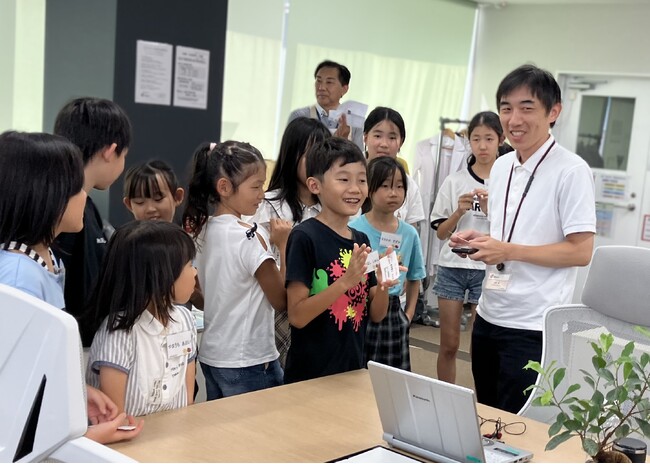 家庭では見られない保護者の働く姿を見学できる「フジッコ子ども参観日」を神戸本社にて初開催！