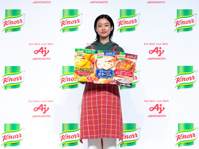 ＜味の素(株)「クノール(R) カップスープ」新CM発表会＞21代目CMキャラクター・河合優実さんが登場！“日常のシチュエーション”を思い浮かべながらコーンクリーム・ポタージュ・オニオンコンソメの3品種を実食