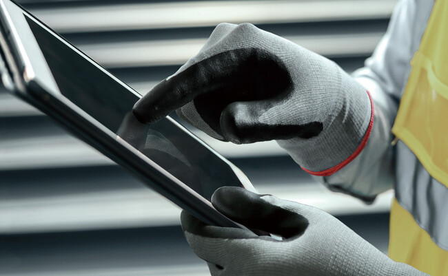 大手製造業も認めた！スマホもサクサク操作できる耐切創手袋！ついに店頭発売