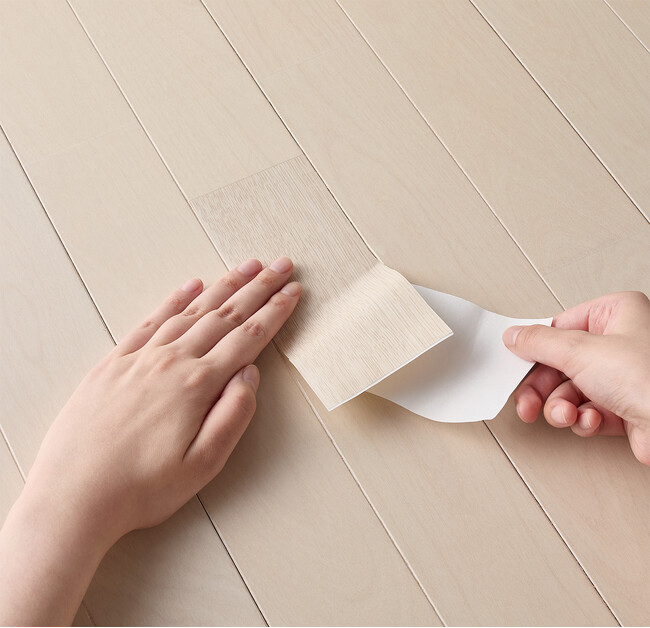 フローリングの木目調テープを貼るだけで、キズを簡単補修