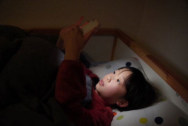 【調査結果】小中学生の21.1%が「眠る直前までスマホを使用」、中にはスマホを触りながら寝落ちする人も。睡眠不足を感じる小中学生は57.3％