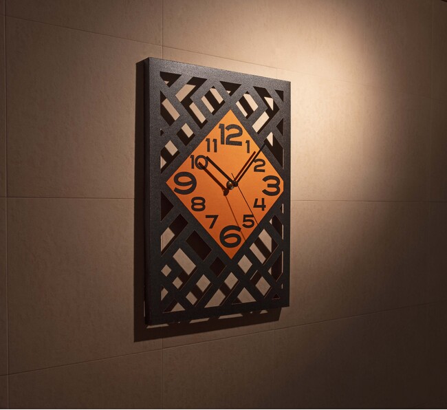 時間で変化する影すらもアートの一部。紙製の壁掛け時計を企画・製造
