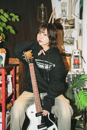 声優で人気の「愛美」と、韓国ファッションブランド「RADINEO（ラディネオ）」とのコラボ商品がオンラインセレクトストア「60％（シックスティーパーセント）」にて発売！