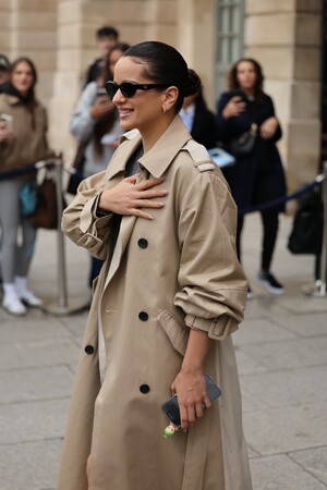 【Desigual News】グローバルポップスターであるRosalÍa（ロザリア）がパリ・ファッションウィークにてデシグアルに身を包み登場