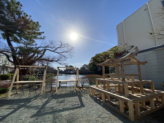 市民と作り上げた公共空間活用の実証実験「ステキなみちくさ」小田原城近くの史跡整備予定地で10月1日より実施！空間を楽しめる様々なアイテムが入った大きな棚が登場！