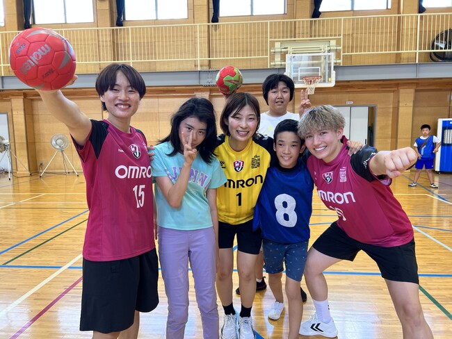 オムロン、京都の支援学校でハンドボール教室を開催