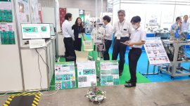 「兎のように飛び跳ねながら移動するロボット」の実演風景 「兎のように飛び跳ねながら移動するロボット」の実演風景