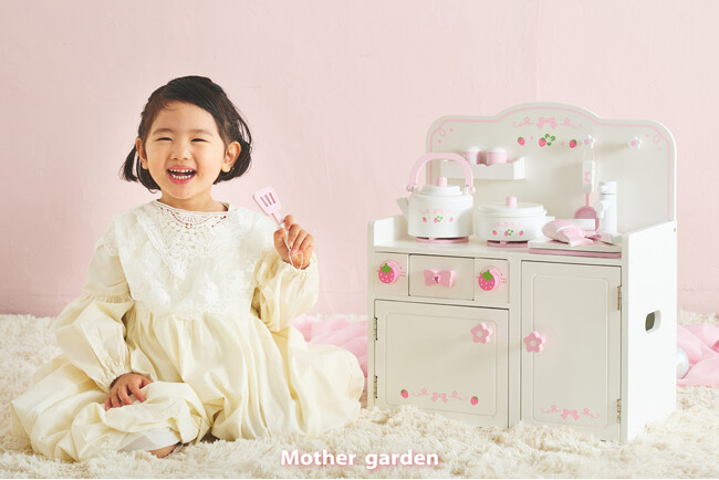 お子さまの想像力を育む木製おままごとキッチン「スウィートストロベリーキッチン」新登場！