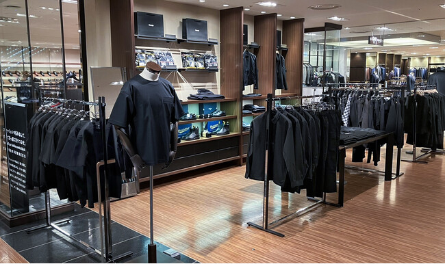 “黒×高機能”アパレル『Macqlo』、京都初のポップアップ大好評開催中ジェイアール京都伊勢丹ポップアップは10/7(月)まで！