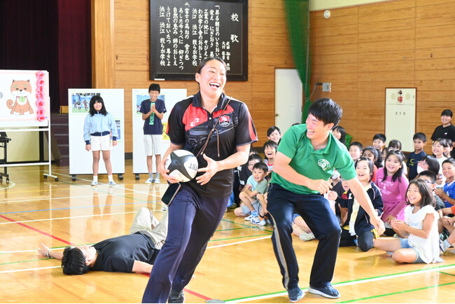 パリ2024オリンピック出場「サクラセブンズ」三枝千晃選手が母校の児童たちと最初で最後の「渋江小セブンズ」を結成！