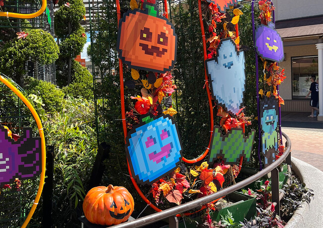 酒々井アウトレットでハロウィーンイベント開催　オバケのいたずらでアウトレットがピクセルゲームの世界に!?