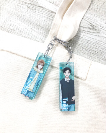 TVアニメ『アオのハコ』より、透き通るような青色の「アクリルバーキーホルダー」が10月18日（金）より「かぷえぼ」カプセルトイに展開開始