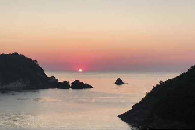 もう大人になった私たちみんなが、それぞれのリズムで過ごせる施設。slow glamping 風と海と。2024年10月オープン。