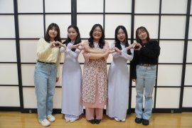 本プログラムで入学したベトナムからの留学生(中央3人)と 所属する学科の学生チューター 本プログラムで入学したベトナムからの留学生(中央3人)と 所属する学科の学生チューター