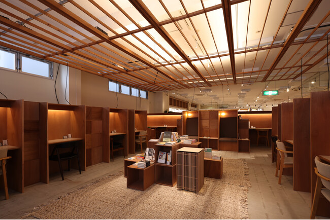 心赴くままに本とすごす場所「書院」に空気の浄化により本の世界に没頭できる空間作りを実現する「プラズマクラスター空気清浄機＜FU-90KK＞」を導入。