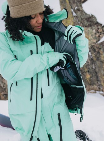 ライダーやガイドなど、雪のプロの要求に応える性能と耐久性を実現[ak](R)︎ アクマー、トゥバックアウターウェア販売
