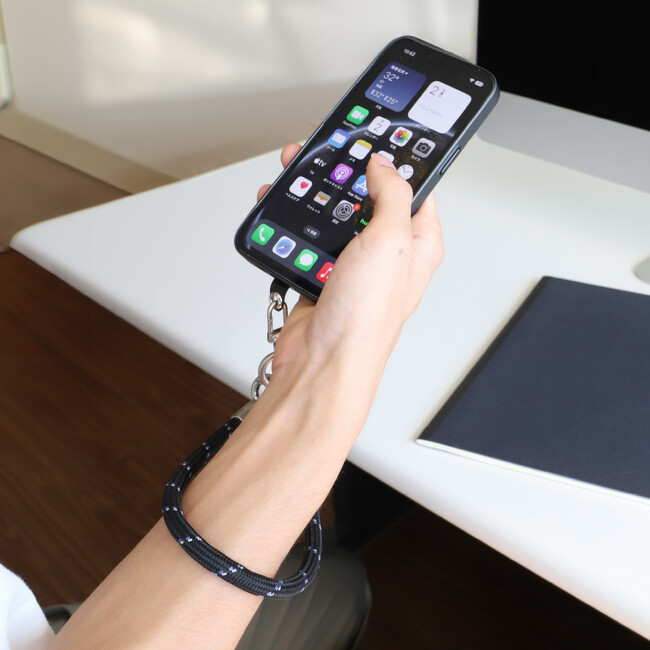 リフレクターが編み込まれて暗闇でスマホが見つけやすい。太めの径で手首に負担がかかりにくいスマートフォン用ハンドストラップ TACTIX（タクトナイン）シリーズ、7mm径と9mm径で各3色を発売。