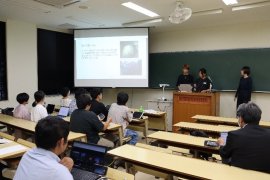 富士登山演習の成果について順番に報告する学生たち 富士登山演習の成果について順番に報告する学生たち