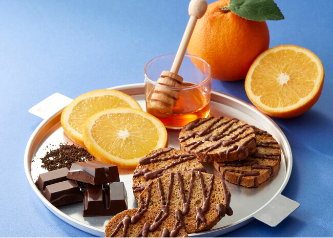 【チョコレートスイーツ新商品】アールグレイ茶葉と晩柑ピール、オレンジ蜂蜜のラスクにビターチョコレートを掛けた新商品「オレンジピールショコラスク」10/1(火)より発売いたします。