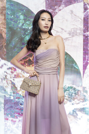 【ブルガリ】 メアリー・カトランズ による新作レザーグッズ＆アクセサリー「カラ」コレクションを祝したパーティを開催　大政絢が登場