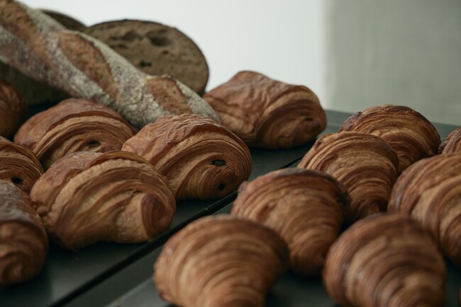 建築家がつくる、まちへひらかれたクロワッサン専門店 三軒茶屋「PLAT」が、駒沢公園へ拡張移転