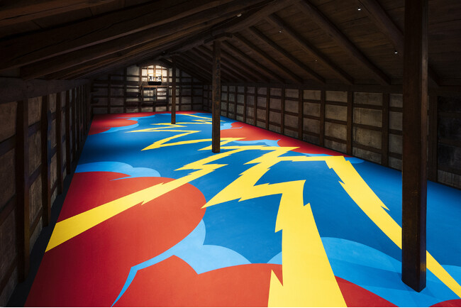 舘鼻則孝による大型アートワークが北陸工芸・アートの祭典「GO FOR KOGEI」で限定公開。会場となる桝田酒造店は、銘酒「満寿泉」で知られる明治26年創業の歴史ある酒蔵。