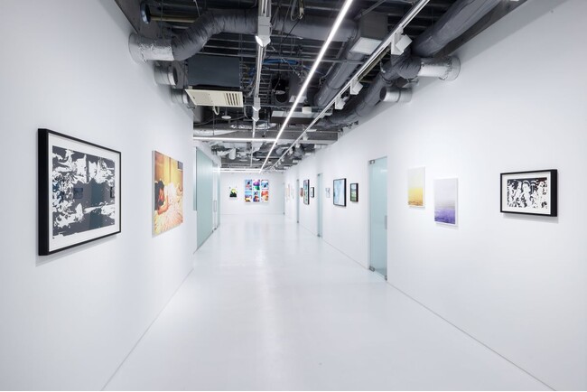 クリエイティビティを刺激するJINS東京本社 創造性を充填するギャラリーの第2回展示は、写真の新しい解釈を提示する「プラネタリウム」