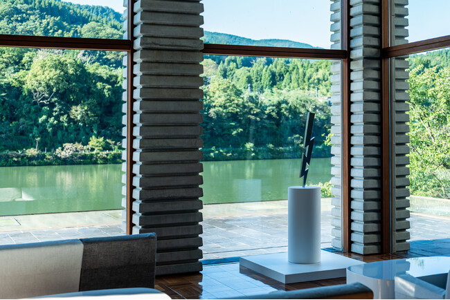 富山県内有数の景勝地「神通峡」のほとりに佇むラグジュアリーホテル「リバーリトリート雅樂倶」にて舘鼻則孝の特別展示が開催中