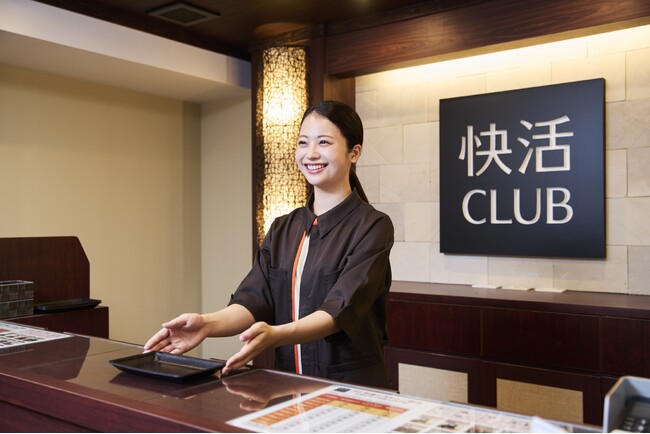「快活CLUB」 「コート・ダジュール」10月より新ユニフォームに刷新髪色規定なども緩和、自分らしく活躍できる職場環境を目指す