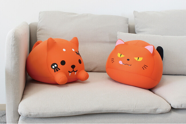 「ハロウィンに黒猫」はもう古い！？累計10万個販売した人気のパウダービーズ(R)クッション・もぐっち(R)シリーズから、にくめない小悪魔的な2体のハロウィンキャラが登場