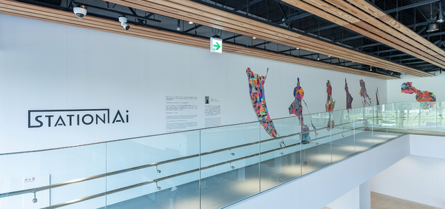 「STATION Ai」にヘラルボニーの契約アーティスト47名によるアート作品152点を設置