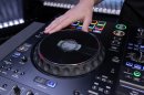 圧倒的に滑らかな操作性を持つCDJ-3000と同品質のジョグ 圧倒的に滑らかな操作性を持つCDJ-3000と同品質のジョグ