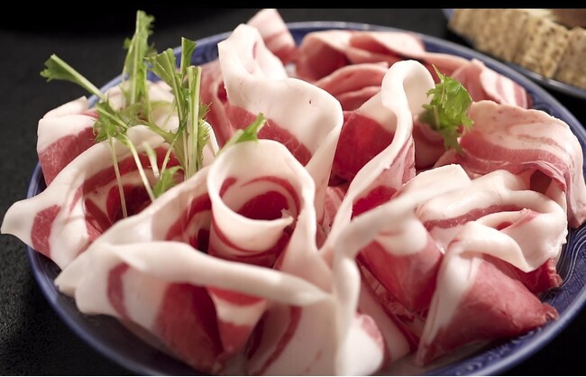 【丹波篠山の「ぼたん鍋」】秋冬の郷土料理、猪肉が牡丹のように盛り付けられた華やかな伝統鍋料理、堪能できる宿泊プランを11月1日～2025年3月22日まで期間限定で販売