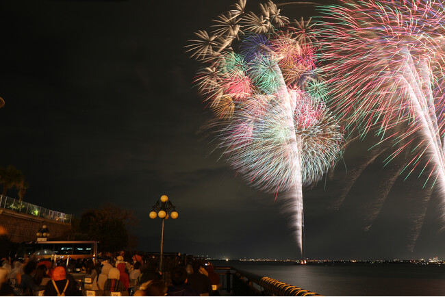 湘南の秋の風物詩「2024ふじさわ江の島花火大会」有料観覧席を『江の島アイランドスパ』がじゃらん限定で販売中