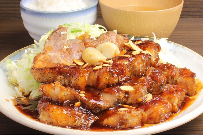 「米がいくらあっても足りない極厚の豚肩ロース定食」をコンセプトに「豚屋鳥山」が鎌倉に新規開店！「漫画みたいに巨大なポークステーキ」のマロリーポークステーキの新業態。分厚い豚肉を重ねていく新スタイル。